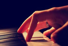 熊猫体育官网：诺里斯夺F1新赛季首站冠军 雨战引发多车退赛.